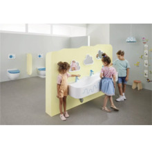 Toilettes pour enfants avec lavabo et enfants se lavant les mains