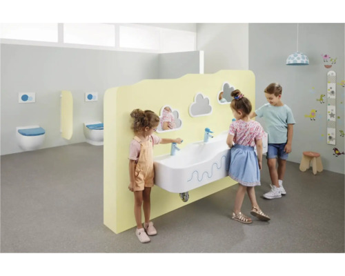 Toilettes pour enfants avec lavabo et enfants se lavant les mains