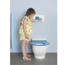 Fille actionnant un bouton de chasse d''eau au-dessus de toilettes pour enfants