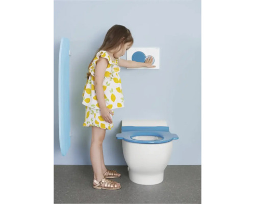 Fille actionnant un bouton de chasse d''eau au-dessus de toilettes pour enfants