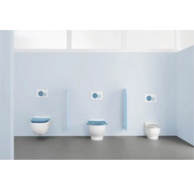 Salle de bains avec trois toilettes et plaques de commande