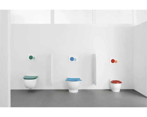 Trois toilettes avec des sièges et des plaques de commande colorés dans une salle de bains.