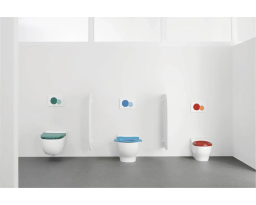 Trois toilettes avec des sièges colorés dans une salle de bain