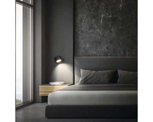 Chambre avec lit, table de chevet et applique murale