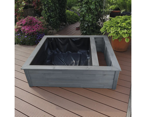 Jardinière surélevée en bois avec film sur une terrasse