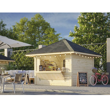 Holz Kiosk mit schwarzem Dach, Aussenbereich mit Tischen und Stühlen