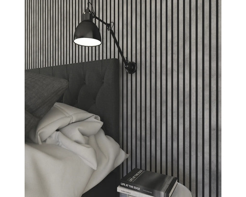 Schlafzimmer mit Wandpaneelen, Bett und Wandleuchte