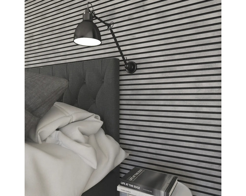 Schlafzimmer mit Bett, Wandpaneelen und verstellbarer Wandleuchte