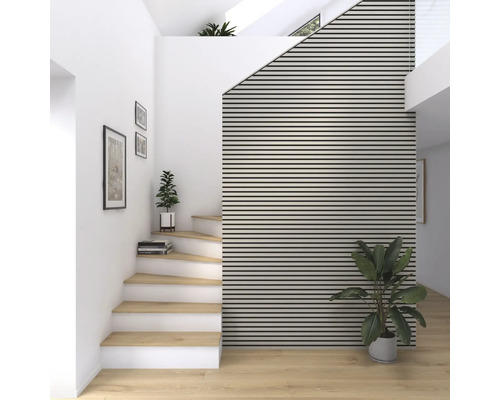 Heller Flur mit Treppe, Holzstufen und Akustikpaneelen an der Wand