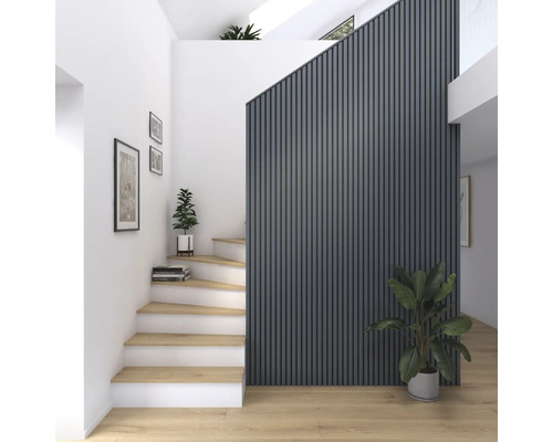 Heller Raum mit Treppe, Wandpaneelen und Zimmerpflanzen
