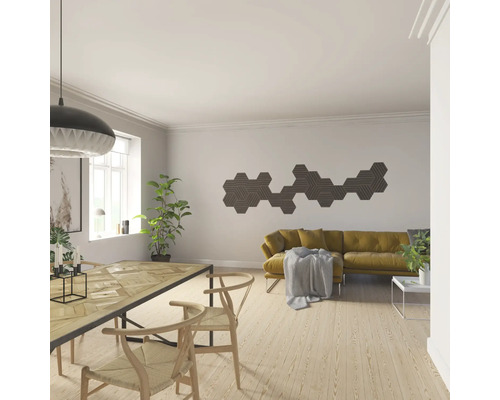 Wohnzimmer mit Holztisch, Stühlen, Sofa und Akustikpaneelen