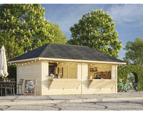 Stand de vente en bois avec toit foncé, éclairé par des guirlandes d''ampoules, avec tables, chaises, tableau noir et vélos en arrière-plan