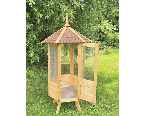 Volière en bois avec porte ouverte dans le jardin