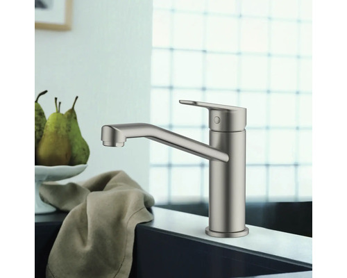 Küchenarmatur aus Metall auf einer Spüle