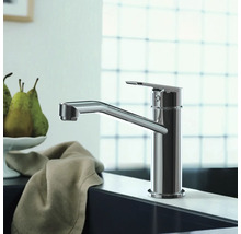 Robinet d''évier de cuisine en métal sur un évier avec décoration