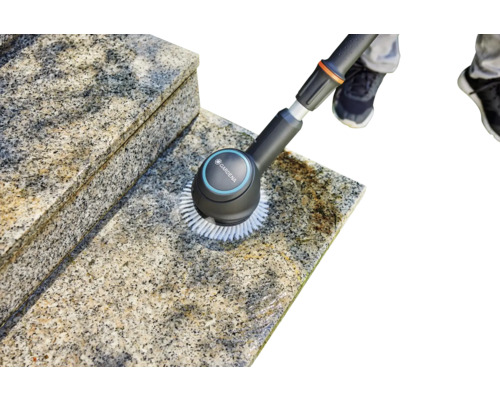 Brosse Gardena pour nettoyer les escaliers en pierre