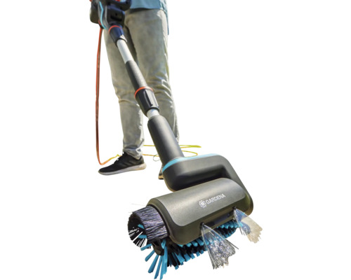 Brosse-rouleau Gardena pour le nettoyage des surfaces avec alimentation en eau en utilisation