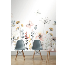 Décoration murale avec des motifs de fleurs et de papillons, combinée avec des chaises et une table.