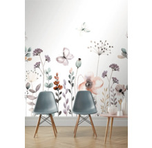 Pièce avec papier peint à fleurs et deux chaises