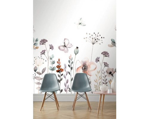 Pièce avec papier peint à fleurs et deux chaises