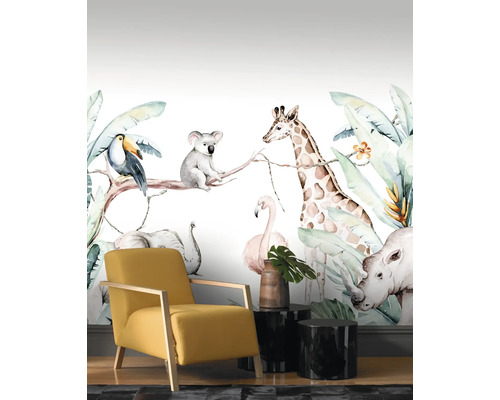 Papier peint avec des animaux tels qu''une girafe, un koala et un rhinocéros dans le style de la jungle derrière un fauteuil jaune
