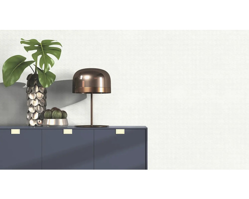 Dekoratives Sideboard mit Tischlampe, Vase und Topfpflanzen