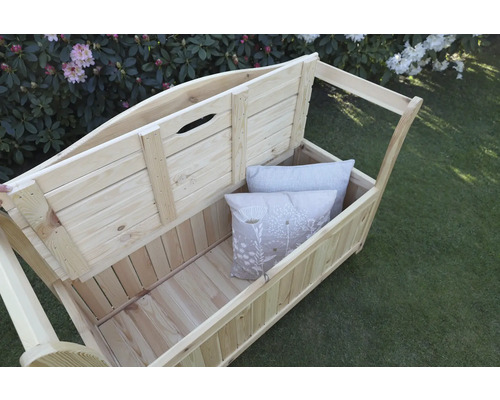 Coffre de rangement en bois ouvert avec coussins