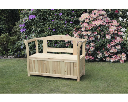 Banc de jardin en bois avec espace de rangement devant des buissons fleuris