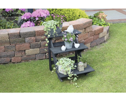 Dekorative Blumenleiter mit Pflanzen und Vogeldekoration im Garten.