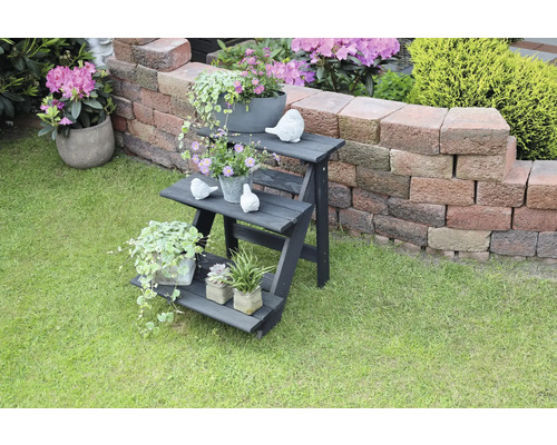 Blumentreppe aus Holz mit Pflanzen und Dekoration im Garten