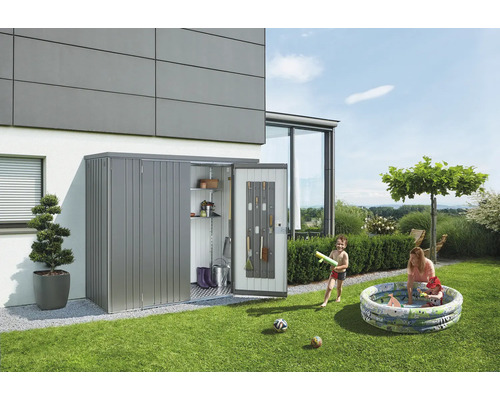 Gartenszene mit einem Geräteschuppen an einem Haus, inklusive Gartengeräten und spielenden Kindern in einem Pool.