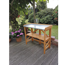Table de jardin avec surface de travail et espace de rangement dans le jardin.