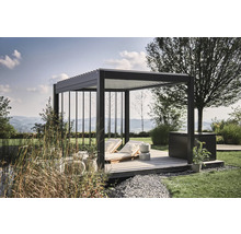 Modern gestaltete Pergola mit Liegen auf einer Holzterrasse in einem Garten.