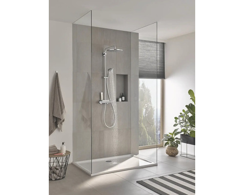 Salle de bains lumineuse avec douche à l''italienne, robinetterie de douche et parois en verre