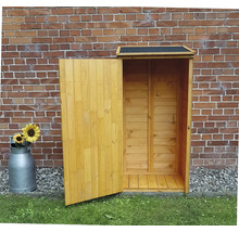Geöffneter Holzschrank vor einer Backsteinmauer mit Blumen in einem Metalleimer