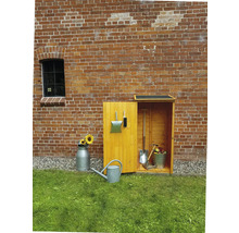 Gartenschrank aus Holz mit Gartengeräten vor einer Ziegelwand