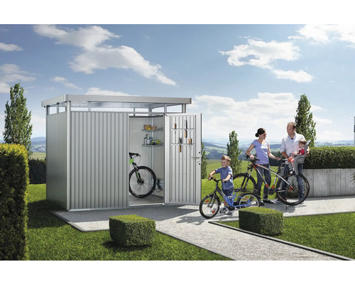 Famille devant un abri à vélos en métal avec des vélos, des étagères et des outils