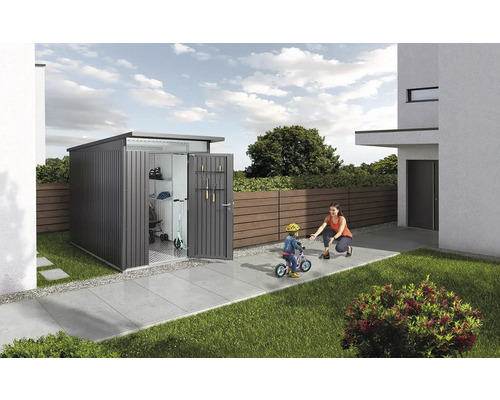 Moderner Geräteschuppen im Garten mit geöffneten Türen und spielender Familie.