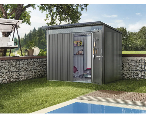 Metallgartenhaus mit geöffneten Türen und Gartengeräten auf dem Rasen