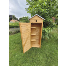 Armoire de jardin en bois avec étagères et porte ouverte