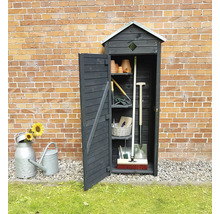 Armoire de jardin en bois avec outils de jardin et porte ouverte devant un mur de briques