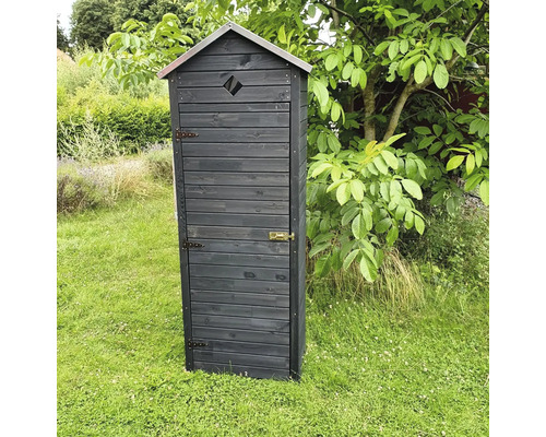 Armoire à outils étroite en bois avec porte et toit en métal dans le jardin
