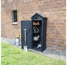 Armoire de jardin en bois avec outils de jardin devant un mur de briques