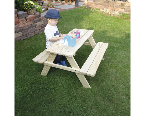 Banc de jardin en bois 2 places naturel 90 x 90,7 x 49 cm Un enfant est assis à une table de pique-nique en bois dans le jardin et dessine.