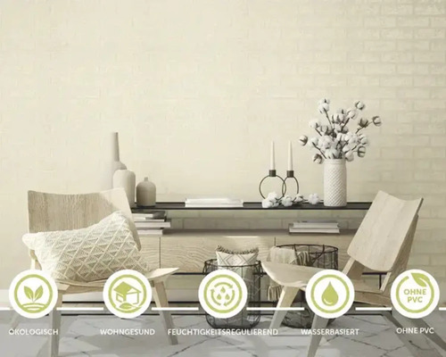 Salon lumineux avec papier peint imitation briques, chaises et décorations