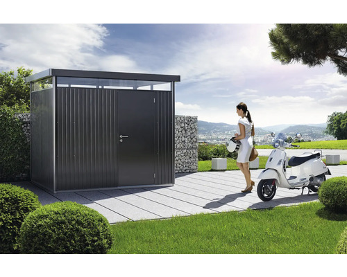 Metall Gerätehaus mit Frau und Motorroller im Garten