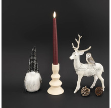 Scène décorative avec bougie, bougeoir, gnome en tissu et figurine de faon avec hibou