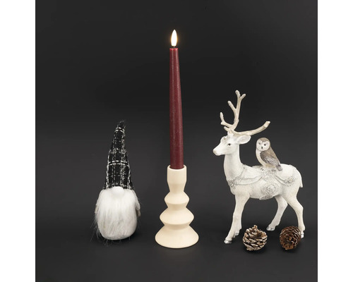 Scène décorative avec bougie, bougeoir, gnome en tissu et figurine de faon avec hibou