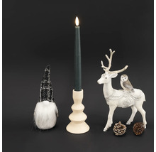 Dekorative Anordnung mit Kerze, Kerzenständer, Zwergfigur und Rentierfigur mit Eule