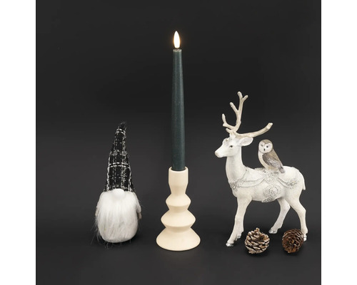 Dekorative Anordnung mit Kerze, Kerzenständer, Zwergfigur und Rentierfigur mit Eule